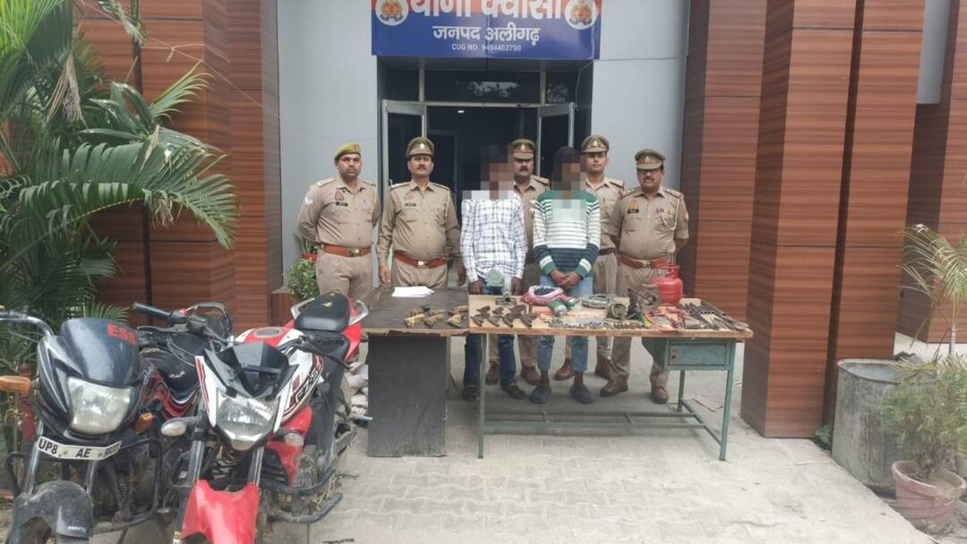 अलीगढ़: अवैध असलहा फैक्ट्री का भंडाफोड़, भारी मात्रा में हथियार बरामद, 2 आरोपी गिरफ्तार Aligarh Illegal arms factory busted and huge quantity of weapons recovered ann अलीगढ़: अवैध असलहा फैक्ट्री का भंडाफोड़, भारी मात्रा में हथियार बरामद, 2 आरोपी गिरफ्तार