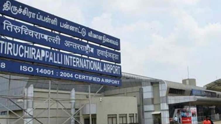 Youngster arrested for smuggling gold  trichy airport by customs officers tnn சேப்டி லாக்கரில் வைக்குறதை செப்டிங் டேங்கில் வைத்தா கடத்துவ? திருச்சியில் இளைஞர் கைது