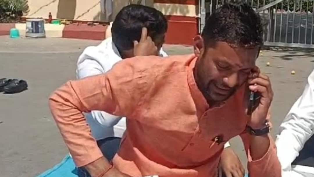 BHU student dharna on Vice Chancellor residence for alleging irregularities in PhD admission process ann कुलपति आवास के सामने धरने पर बैठा BHU का छात्र, PhD प्रवेश प्रक्रिया में अनियमितता का आरोप