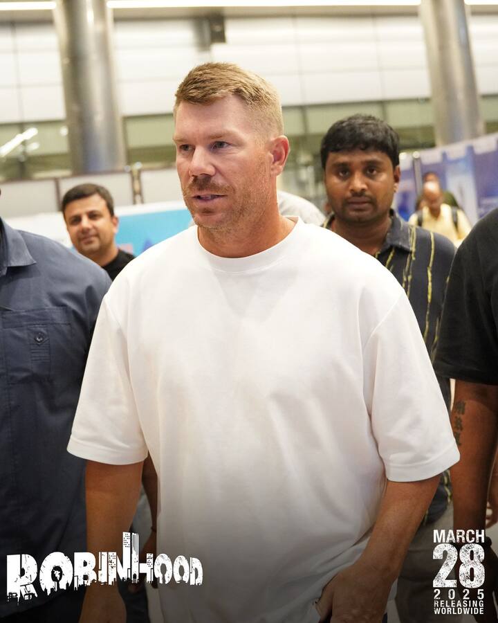 హైదరాబాద్ సిటీ ఎయిర్ పోర్టులో డేవిడ్ వార్నర్ (Image Courtesy: MythriOfficial / x.com)
