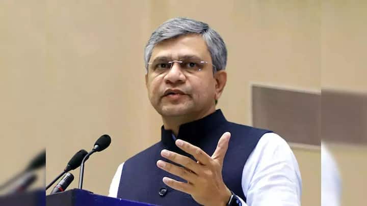 पिछले साल भारत सरकार की ओर से पैन कार्ड के प्रारूप में बदलाव किए गए हैं. भारत सरकार की ओर से PAN 2.0 प्रोजेक्ट किया गया है. अब सभी पैन कार्ड इसी के तहत जारी किए जाएंगे. पुराने पैन कार्ड भी बदले जाएंगे.