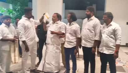 Madhavaram DMK MLA Internal dispute in cadre shocked party members tn DMK: திமுக - வில் உட்கட்சி பூசல்...எம்.எல்.ஏ விடம் சால்வையை பிடிங்கி எரிந்த நிர்வாகி.. நடந்தது என்ன?