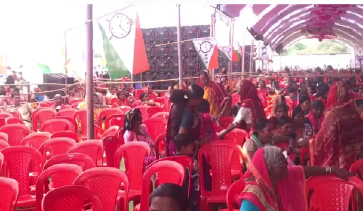 भाषणापूर्वी भरलेल्या खूर्च्या रिकाम्या दिसायला लागल्याने लाडक्या बहिणी उठून गेल्याची चर्चा सुरु झाली.