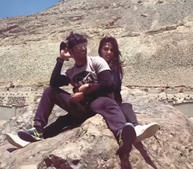 इस फोटो में रिया चक्रवर्ती सुशांत सिंह राजपूत के साथ किसी पहाड़ी पर बैठ दिख रही हैं. दोनों एक-दूसरे से साथ खूबसूरत मूमेंट एंजॉय करते दिख रहे हैं.