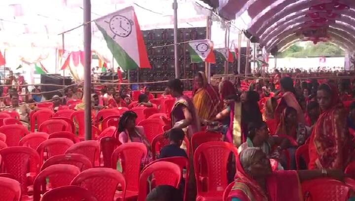 गेल्या अनेक दिवसांपासून महायुूतीची गेमचेंजर लाडकी बहीण योजनेचे पैसे 1500 वरून 2100 करा अशी मागणी होत आहे. पण दरम्यान सरकारच्या तिजोरीत खडखडाट असल्याचीही चर्चा असल्याने लाडक्या बहिणींबाबत अजित दादा काय बोलतात हे ऐकण्यासाठी अनेक लाडक्या बहिणी आल्या होत्या.