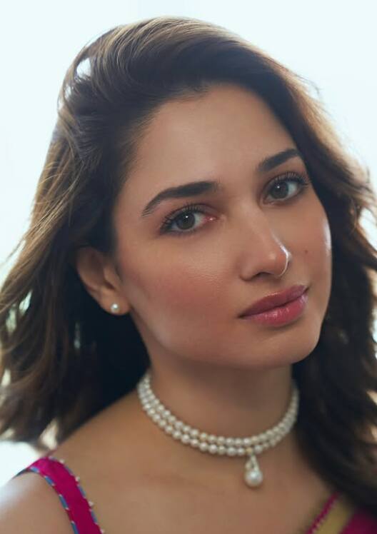 पर्ल नेकलेस के साथ न्यूड मेकअप उनके लुक को निखार रहा है. फैंस उनकी सादगी पर फिदा हो रहे हैं.