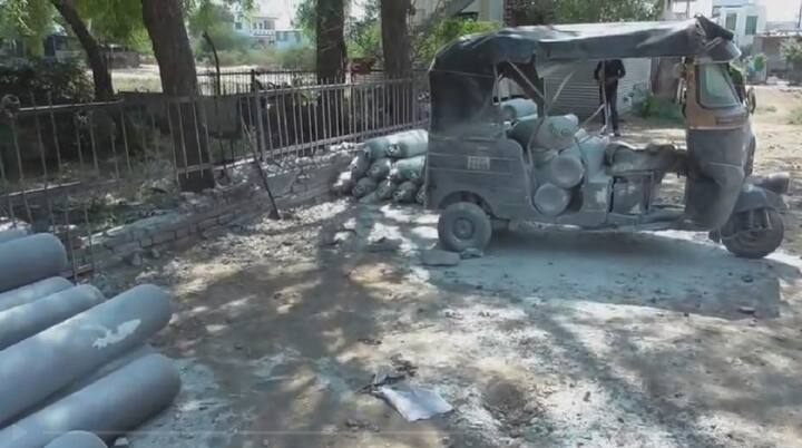 बुलढाण्यातील मलकापूर शहरात आज दुपारी लक्ष्मी नगर भागातील शिवराज फायर सर्व्हिसेस या एजन्सीत ऑक्सिजन सिलेंडरचा भीषण स्फोट झाला.