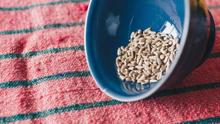 sunflower seeds health benefits why one should add this in daily diet Sunflower Seeds: চিয়া সিড কিংবা ফ্ল্যাক্স সিড নয়, বরং এই বিশেষ বীজ খেলে সারাবছর ভাল থাকবে হার্ট