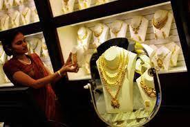 ਅੱਜ 23 ਮਾਰਚ 2025 ਨੂੰ ਸਵੇਰੇ ਭਾਰਤੀ ਸਰਾਫਾ ਬਾਜ਼ਾਰ ਵਿੱਚ ਸੋਨੇ ਅਤੇ ਚਾਂਦੀ ਦੀਆਂ ਕੀਮਤਾਂ ਵਿੱਚ ਉਤਰਾਅ-ਚੜ੍ਹਾਅ ਰਿਹਾ। ਆਓ ਜਾਣਦੇ ਹਾਂ ਅੱਜ ਬਾਜ਼ਾਰ ਵਿੱਚ ਸੋਨੇ ਅਤੇ ਚਾਂਦੀ ਦੀ ਕੀਮਤ ਕੀ ਹੈ? ਅੱਜ 23 ਮਾਰਚ 2025 ਨੂੰ ਸੋਨਾ-ਚਾਂਦੀ ਦੀ ਕੀਮਤ: ਅੱਜ ਯਾਨੀ ਐਤਵਾਰ ਨੂੰ 24 ਕੈਰੇਟ ਸੋਨੇ ਦੀ ਕੀਮਤ 89,800 ਰੁਪਏ ਪ੍ਰਤੀ 10 ਗ੍ਰਾਮ ਹੈ।