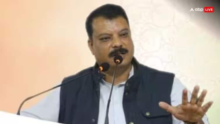 MP assembly LOP Umang Singhar allegationsMohan yadav over Chief Minister Jan Seva Mitra Yojna Shivraj singh chouhan ann MP: मुख्यमंत्री जन सेवा मित्र योजना को लेकर BJP-Congress के बीच छिड़ी जंग, उमंग सिंघार ने लगाए ये आरोप    