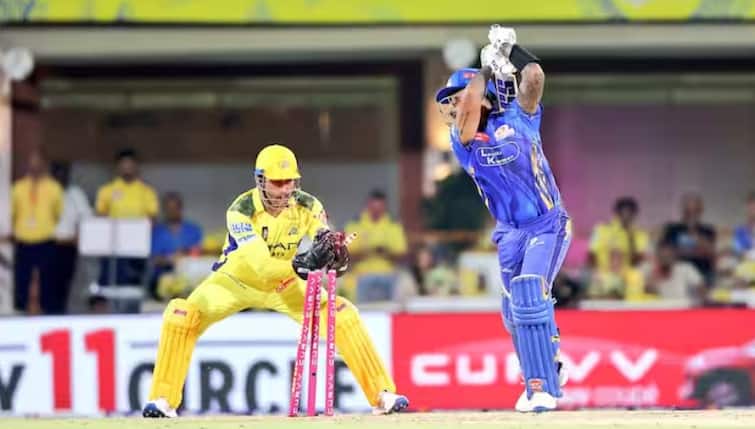 ms dhoni lightning fast stumping shocks suryakumar yadav during csk vs mi ipl 2025  VIDEO: ધોનીએ માત્ર 0.12 સેકન્ડમાં કર્યું સ્ટમ્પિંગ, સૂર્યકુમારને આ રીતે મોકલ્યો પેવેલિયન 