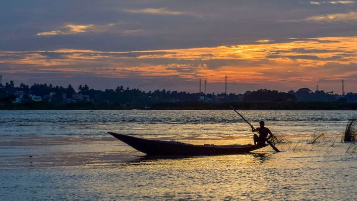 আগামীকাল ২৪ মার্চ নতুন করে পশ্চিমী ঝঞ্ঝা ঢুকছে উত্তর-পশ্চিম ভারতের পার্বত্য এলাকায়। অসম ও ছত্তিশগড়ে রয়েছে সক্রিয় ঘূর্ণাবর্ত। একটি অক্ষরেখা রয়েছে কর্ণাটক এলাকা থেকে তামিলনাড়ু পর্যন্ত। অন্য অক্ষরেখাটি উত্তরপ্রদেশ থেকে মধ্য মহারাষ্ট্র পর্যন্ত বিস্তৃত। যা ছত্তিশগড়ের ঘূর্ণবর্তের ওপর দিয়ে বিস্তৃত।