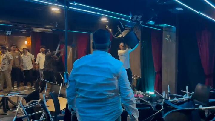 कुणाल कामराने एका व्यंगात्मक गाण्याच्या माध्यमातून उपमुख्यमंत्री एकनाथ शिंदे यांच्यावर टीका करत त्यांना गद्दार म्हटलं.