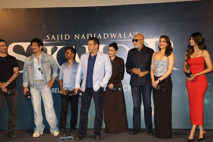 ‘सिकंदर’ के ट्रेलर लॉन्च इवेंट में सलमान खान डैशिंग अवतार में नजर आए. एक्टर ने अपनी फिल्म की स्टारकास्ट के साथ पैपराजी को कई सारे पोज भी दिए.