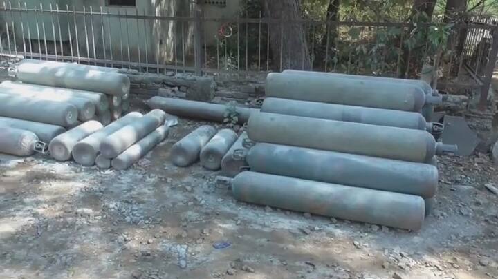 मात्र, वेळीच झालेल्या हस्तक्षेपामुळे मोठा अनर्थ टळला. तरीही चाळीस वर्षीय एका व्यक्ती या स्फोटात जागीच मृत झाला. तर एकजण गंभीर जखमी आहे.