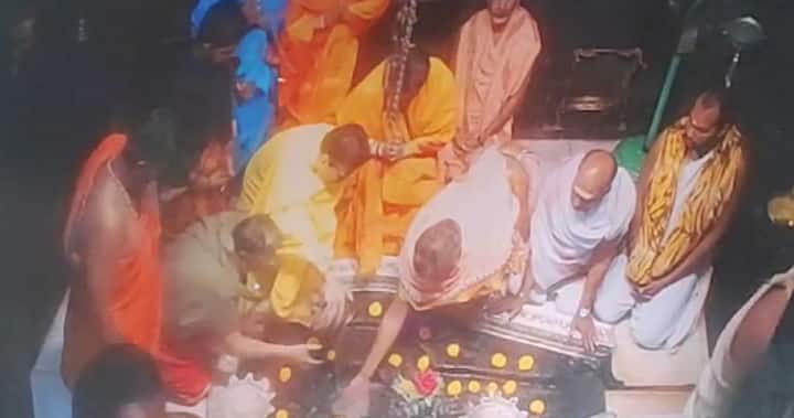 यानंतर देवेंद्र फडणवीस यांच्या हस्ते अभिषेक आणि महापूजा करण्यात आली.