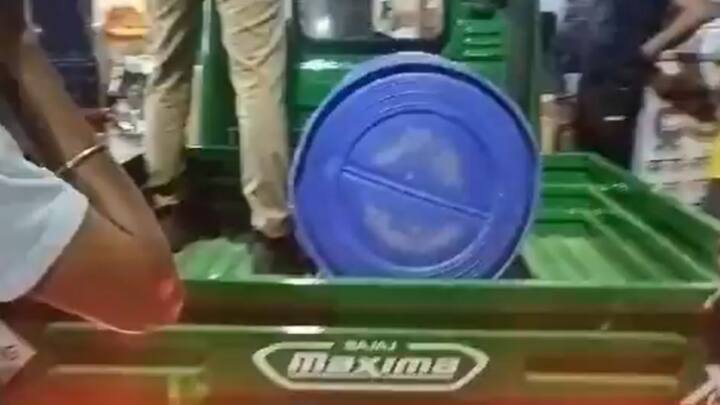 हत्या के दो हफ्ते बाद, 18 मार्च को मुस्कान और साहिल ने मजदूरों को बुलाया और ड्रम उठाने के लिए कहा, लेकिन ड्रम बहुत भारी था, इसलिए मजदूर उसे उठा नहीं पाए. इसी दौरान, ड्रम का ढक्कन खुल गया, और सड़ते हुए शव की बदबू बाहर फैल गई. मजदूरों को शक हुआ और वे वहां से भाग गए.