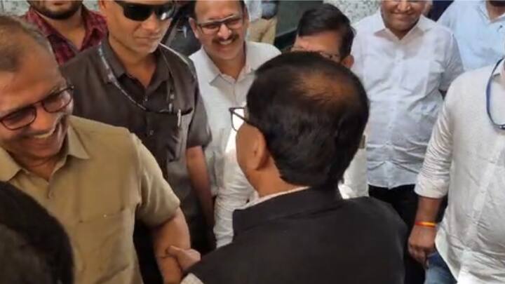 संजय राऊत आणि उज्ज्वल निकम यांच्यात अचानक झालेल्या भेटीने राजकीय वर्तुळात चर्चांना उधाण आले आहे.