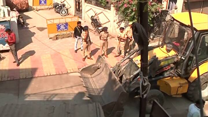 महापालिकेच्या अधिकाऱ्यांनी 20 मार्च रोजी या घराची पाहणी करून महाराष्ट्र प्रादेशिक व नगररचना अधिनियम 1966 चे उल्लंघन केल्याचे नमूद केले होते. अधिकाऱ्यांचे म्हणणे आहे की, या घराचा कोणताही बिल्डिंग प्लॅन मंजूर झालेला नाही, त्यामुळे ते बेकायदा बांधकामाच्या श्रेणीत येते.