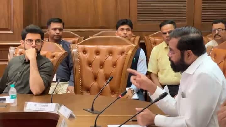 मुंबईतील सिमेंट काँक्रीटकरण्याच्या रस्त्याबाबत आज विधानसभा अध्यक्ष राहुल नार्वेकर यांच्या प्रमुख उपस्थितीत बैठक घेण्यात आली. या बैठकीला उपमुख्यमंत्री एकनाथ शिंदे आणि आमदार आदित्य ठाकरे दोघेही प्रथमच आमने-सामने आले होते.