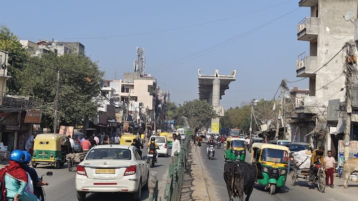 दिल्ली मेट्रो रेल कॉर्पोरेशन (DMRC) के अधिकारियों के अनुसार, साकेत के जी-ब्लॉक से लेकर हमदर्द टी-प्वाइंट तक का काम तेज़ी से चल रहा है. खानपुर मार्केट के अधिग्रहण के बाद यहां भी निर्माण कार्य गति पकड़ेगा.