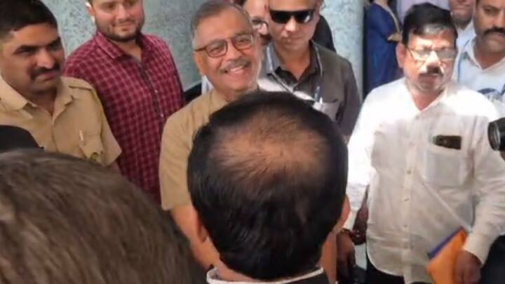 यावेळी दोघांनी हात मिळवत एकमेकांशी काही वेळ चर्चा देखील केली.