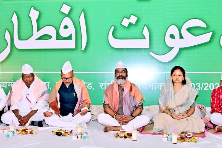 इफ्तार पार्टी में मुख्यमंत्री हेमंत सोरेन के साथ उनकी पत्नी और जेएमएम विधायक कल्पना सोरेन और उनके बच्चे भी शामिल हुए