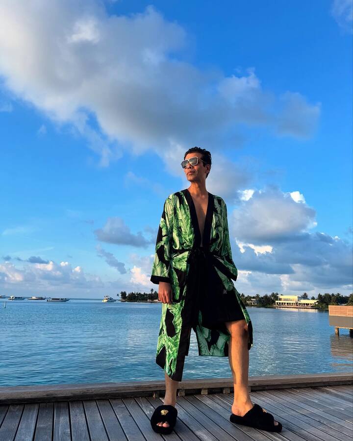 Karan has also added the song while sharing these photos. The name of this song is taking a bath in the sea. This song is matching Karan's photos a lot.