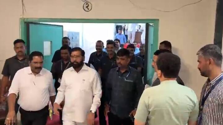 मुंबईतील रस्त्यांच्या क्राॉक्रीटीकरणाच्या कामांबाबत आर्थिक गुन्हे शाखेकडून चौकशी व्हावी अशी मागणी आदित्य ठाकरे यांनी बैठकीत केली आहे. विशेष म्हणजे एकनाथ शिंदे यांच्या समक्ष विधानसभा अध्यक्षांकडे त्यांनी ही मागणी केली. तसेच, मुख्यमंत्र्यांकडेही रस्ते कामांबाबत चौकशीची मागणी करणार असल्याचेही आदित्य ठाकरेंनी म्हटले.