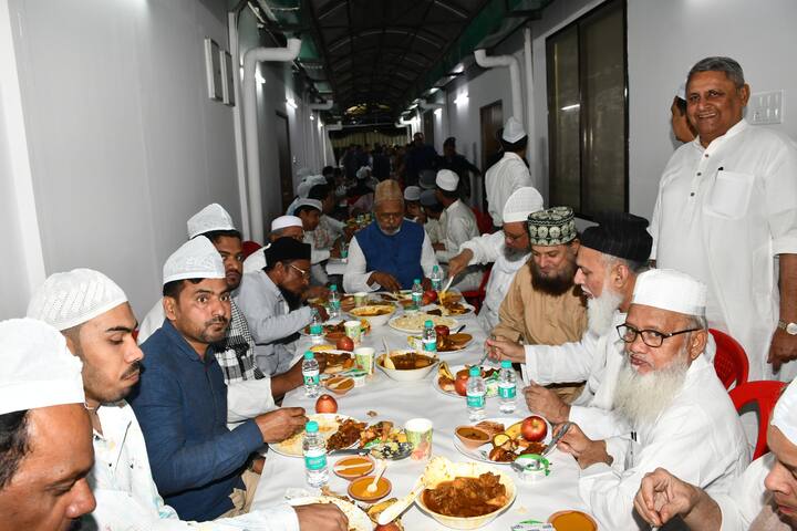 आयोजन के एक दिन पहले इमारत-ए-शरिया सहित सात मुस्लिम संगठनों ने इसका विरोध किया था. कहा था कि इफ्तार में कोई मुस्लिम भाई वहां नहीं जाएंगे.