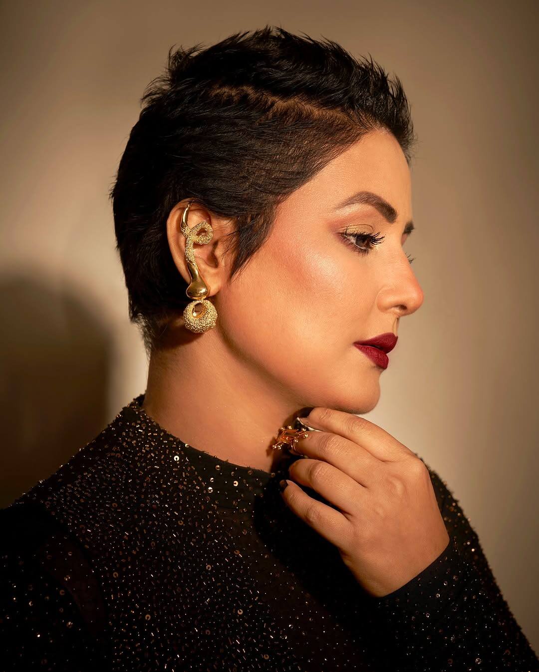 Hina Khan shared these pictures on Instagram account with her latest photoshoot. In which she is posing in front of the camera.