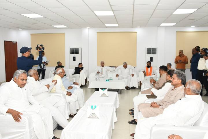 इफ्तार पार्टी शुरू हुई तो बिहार के राज्यपाल मोहम्मद आरिफ खान के अलावा मुस्लिम समुदाय के कई बड़े दिग्गज नेता और सैकड़ों की संख्या में रोजेदार शामिल हुए. उपमुख्यमंत्री सम्राट चौधरी और विधानसभा अध्यक्ष नंदकिशोर यादव सहित एनडीए के भी कई हिंदू दिग्गज नेता इस मौके पर शामिल हुए.