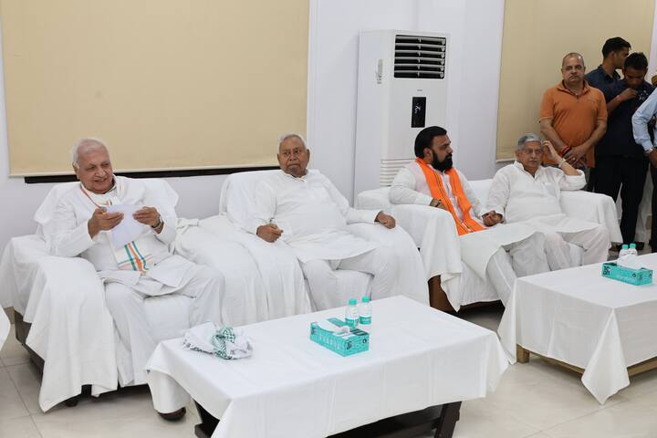 मुख्यमंत्री की इस इफ्तार पार्टी में कई मस्जिदों के उलेमा और मौलवी भी शामिल हुए. वहीं मुस्लिम समुदाय के अधिसंख्य नेता और कार्यकर्ता भी शामिल हुए. अल्पसंख्यक कल्याण मंत्री मो. जमा खान और जेडीयू एमएलसी खालिद अनवर भी अगुवाई करते दिखे.