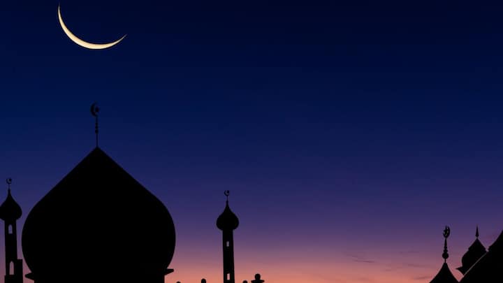 इस दिन सभी आपसी मनमुटाव खत्म करके एक नए दिन और नए रिश्ते की शुरुआत करते हैं. ईद की सुबह उठकर ईश्वर से दुआ करते हैं कि उन्होंने पूरे महीने रोजे रखने की शक्ति दी.