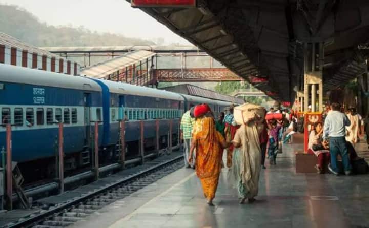 ਜੇਕਰ ਤੁਹਾਡੀ ਗੁਆਚੀ ਚੀਜ਼ ਮਿਲ ਜਾਂਦੀ ਹੈ, ਤਾਂ ਉਸ ਨੂੰ ਉਸੇ ਸਟੇਸ਼ਨ 'ਤੇ ਪਹੁੰਚਾਇਆ ਜਾਂਦਾ ਹੈ, ਜਿੱਥੇ ਤੁਸੀਂ ਉਸ ਦੇ ਗੁਆਚਣ ਦੀ ਸ਼ਿਕਾਇਤ ਦਰਜ ਕਰਵਾਈ ਸੀ। ਚੀਜ਼ ਵਾਪਸ ਲੈਣ ਲਈ ਤੁਹਾਨੂੰ ਸਬੂਤ ਦਿਖਾਉਣਾ ਪਵੇਗਾ ਕਿ ਚੀਜ਼ ਤੁਹਾਡੀ ਹੈ।