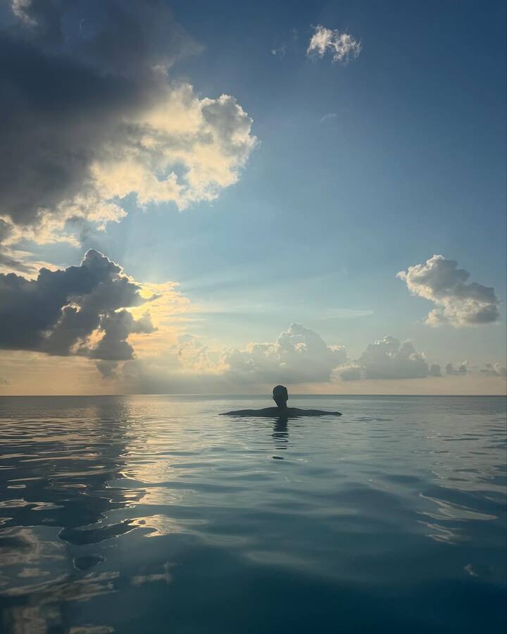 Karan is also enjoying a lot in the pool. He shared the photos and wrote- Yes, I have also posed ... It is my favorite thing to pose ... When I was a child of plus size, I always used to imagine for the cover page of the magazine ... When I finally happened, I felt that it was my personal victory ...