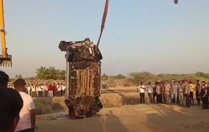 पैसे परत मागितल्याने रोशनीने 18 मार्च रोजी योगेशला नरवणे येथे बोलावून धारदार शस्त्राने खून केला.