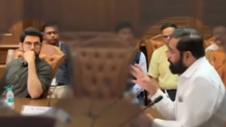 विधानसभेतील उपमुख्यमंत्री कार्यालयातील आपलं कामकाज झाल्यानंतर एकनाथ शिंदे उशीरा ह्या बैठकीला उपस्थित राहिले. मात्र, तत्पूर्वीच शिवसेना उबाठा पक्षाचे आमदार आदित्य ठाकरे या बैठकीला उपस्थित होते. अध्यक्षांनी बैठकीला सुरुवातही केली होती.