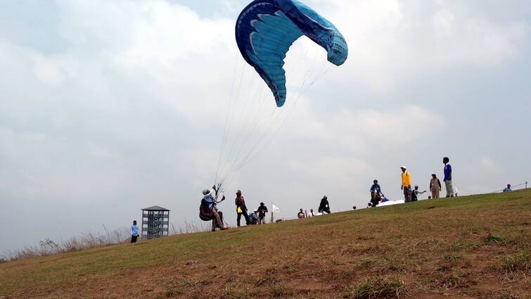 Vagamon Parachute show  tourists enthralls Idukki district Kerala tnn பறந்து செல்லவா.. பறந்து செல்லவா... வாகமன்னில் சுற்றுலா பயணிகளை பரவசப்படுத்திய பாரசூட்  நிகழ்ச்சி..!