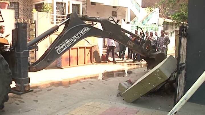 फहीम खान याच्या नागपूरच्या (Nagpur Violence) टेकानाका परिसरातील घर बांधतांना 86.48 चौरस मीटरवर बेकायदेशीररीत्या बांधलेल्या बांधकामप्रकरणी महापालिकेने 21 मार्च रोजी नोटीस बजावली होती, नागपूर महानगर पालिकेने या संदर्भात नोटीस बजावल्यानंतर आता प्रत्यक्ष कारवाईला सुरुवात झाली आहे.