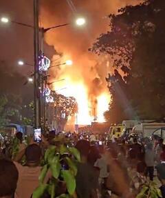 Dharavi Fire : धारावीत गॅस सिलेंडर भरलेल्या गाडीचा स्फोट, भीषण आगीचा लोट