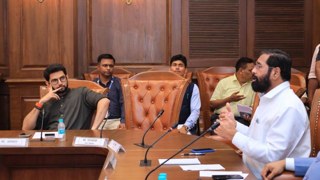 Aaditya Thackeray And Deputy CM Eknath Shinde seen together first time after split in Shiv Sena meeting of MLAs डिप्टी CM एकनाथ शिंदे के मीटिंग में पहुंचने पर खड़े भी नहीं हुए आदित्य ठाकरे! वायरल हुआ वीडियो