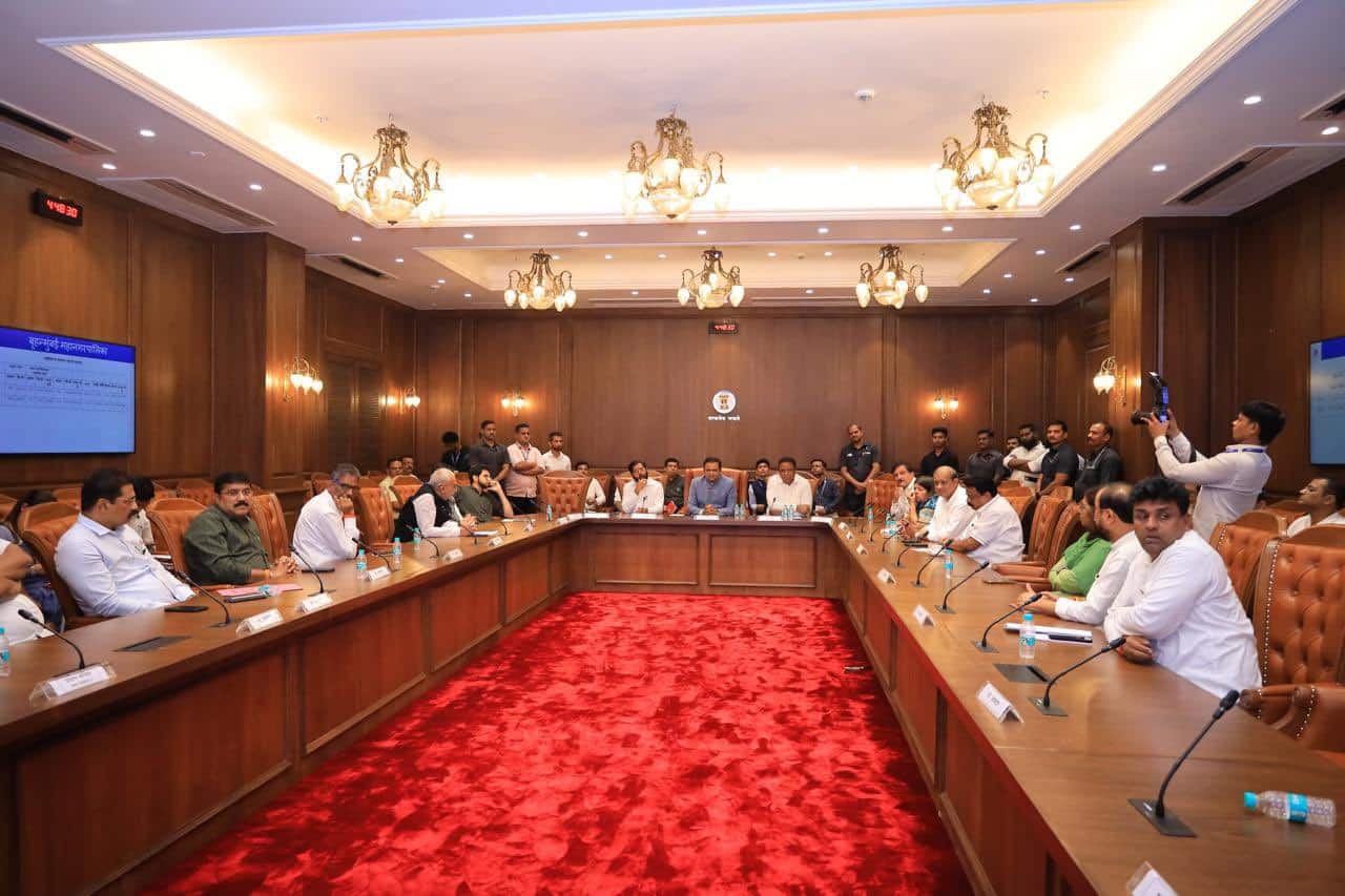 डिप्टी CM एकनाथ शिंदे के मीटिंग में पहुंचने पर खड़े भी नहीं हुए आदित्य ठाकरे! वायरल हुआ वीडियो