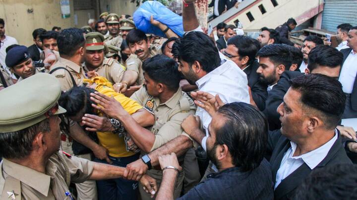 प्रेमी के साथ मिलकर पति की हत्या के मामले में कोर्ट पहुंची आरोपी मुस्कान और उसके पति को वकीलों ने जमकर पीटा है. इसका वीडियो भी सामने आया है, जहां पुलिस ने बामुश्किल दोनों को वकीलों के चंगुल से बचाया है.