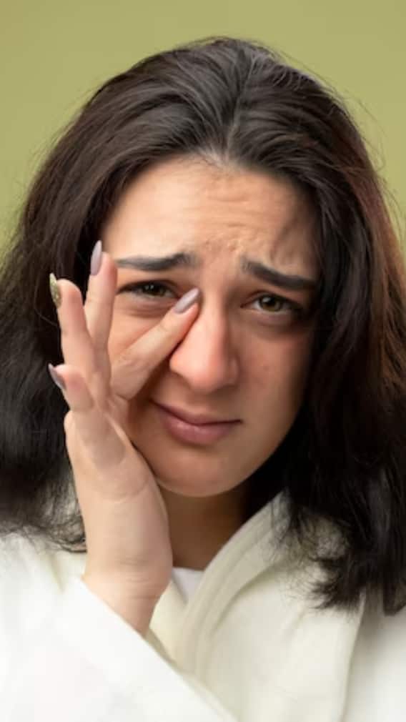 కంటి నుంచి ఊరికే నీళ్లు కారుతున్నాయా? కారణాలు ఇవే కావొచ్చు