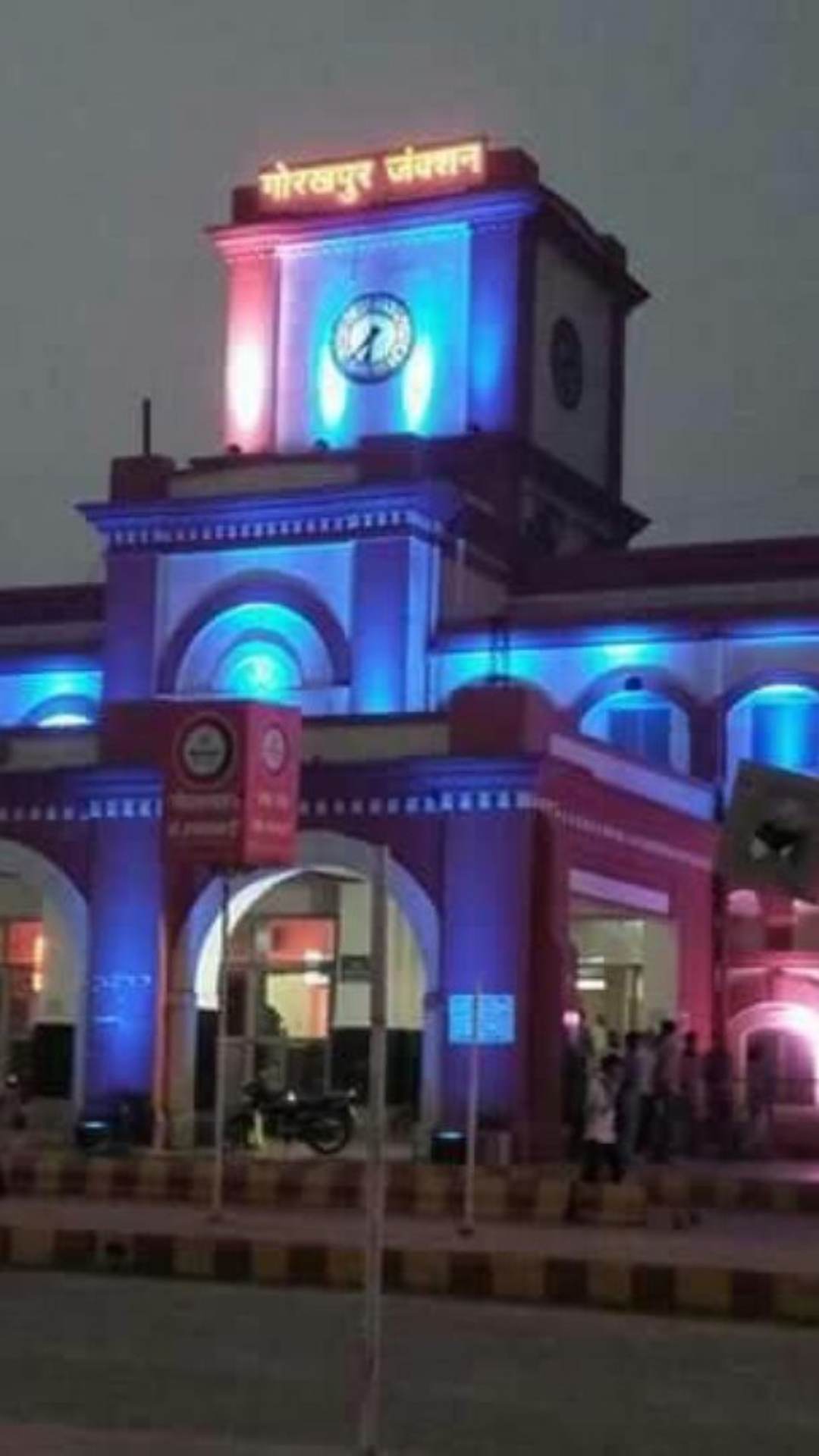 गोरखपुर का नाम समय-समय पर कई बार बदला गया और इसका इतिहास विविधताओं से भरा हुआ है