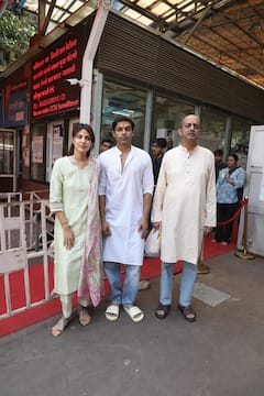 Rhea Chakraborty Visits Siddhivinayak Temple With Family After CBI's Closure Report In Sushant Singh Rajput Case. Pics
