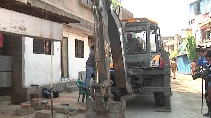 त्यामुळे नागपूर महानगर पालिकेचे पथक फहीम खानच्या घरी पोहचले असून तोडकाम करण्याच्या कारवाईला प्रत्यक्ष सुरुवात झाली आहे.