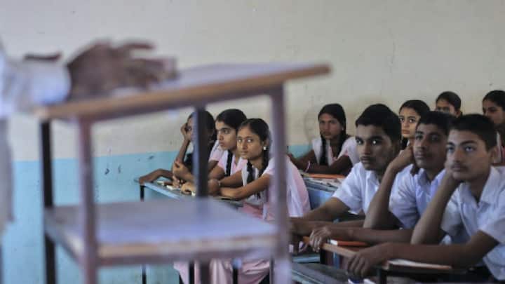 राष्ट्रीय शिक्षण धोरण 2020 अंतर्गत बनविलेल्या राष्ट्रीय अभ्यासक्रम आराखडा (शालेय शिक्षण) आणि राष्ट्रीय अभ्यासक्रम आराखडा (पायाभूत स्तर) यांच्या आधारे महाराष्ट्राचे स्वतःचे अभ्यासक्रम आराखडे बनवण्यात आले आहे. त्यामध्ये आपल्या राज्यासाठी सकारात्मक विद्यार्थी हिताचे आवश्यक ते बदल करण्यात आले आहेत.