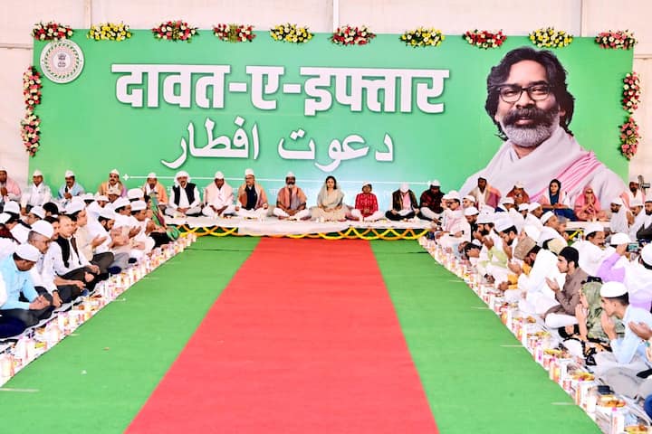 Hemant Soren Iftar Party News: झारखंड के मुख्यमंत्री हेमंत सोरेन के आवास पर सोमवार (24 मार्च) को इफ्तार पार्टी का आयोजन किया गया.
